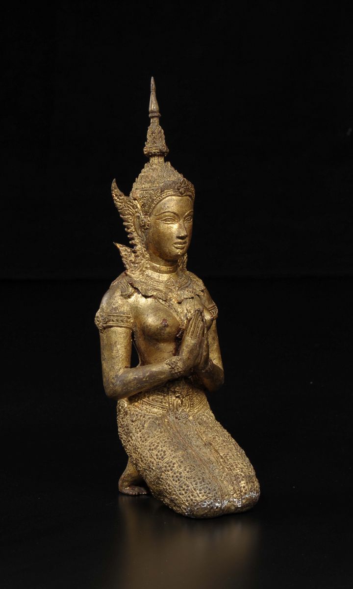 Divintà Orante Inginocchiata in Metallo Dorato, Thailandia, XX Secolo