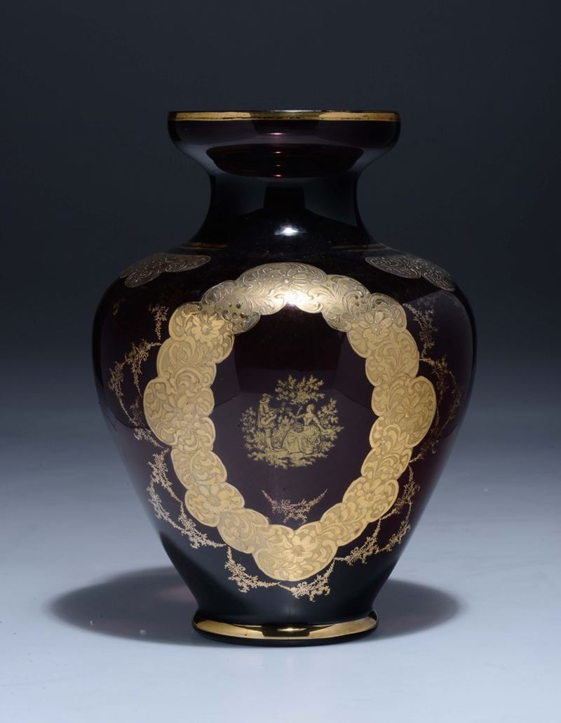 Vaso in vetro con decoro dorato, Francia, XIX secolo  - Asta Arredi dalle dimore degli eredi Ercole Marelli e altre provenienze - Cambi Casa d'Aste
