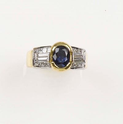 Anello con Zaffiro Centrale e Diamanti a Contorno