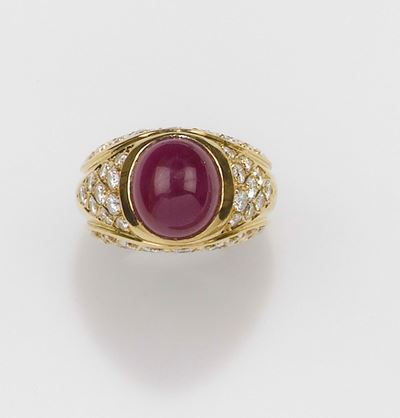 Anello con Rubino Taglio Cabochon e Diamanti a Contorno