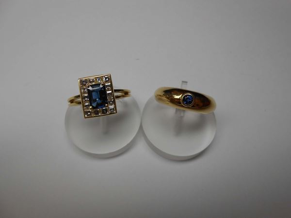 A lot of two sapphire and gold rings. One ring signed Cartier 783039
