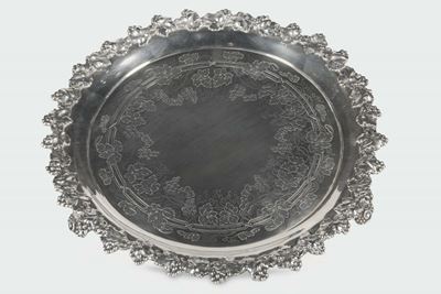 Salver in Argento Fuso, Sbalzato e Cesellato, Punzoni per la Città di Londra 1859 e degli Argenti...