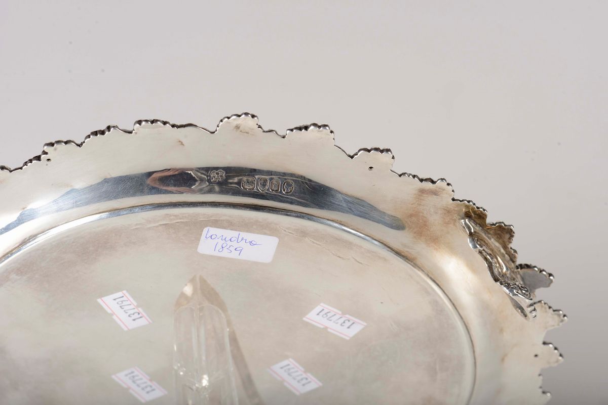 Salver in Argento Fuso, Sbalzato e Cesellato, Punzoni per la Città di Londra 1859 e degli Argenti...