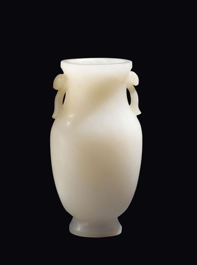 Piccolo Vaso in Giada Bianca con Anse a Guisa di Ruyi, Cina, Dinastia Qing, XIX Secolo