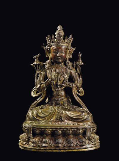 Grande Figura di Buddha Incoronato in Bronzo con Tracce di Doratura Seduto su Doppio Fiore di Lot...