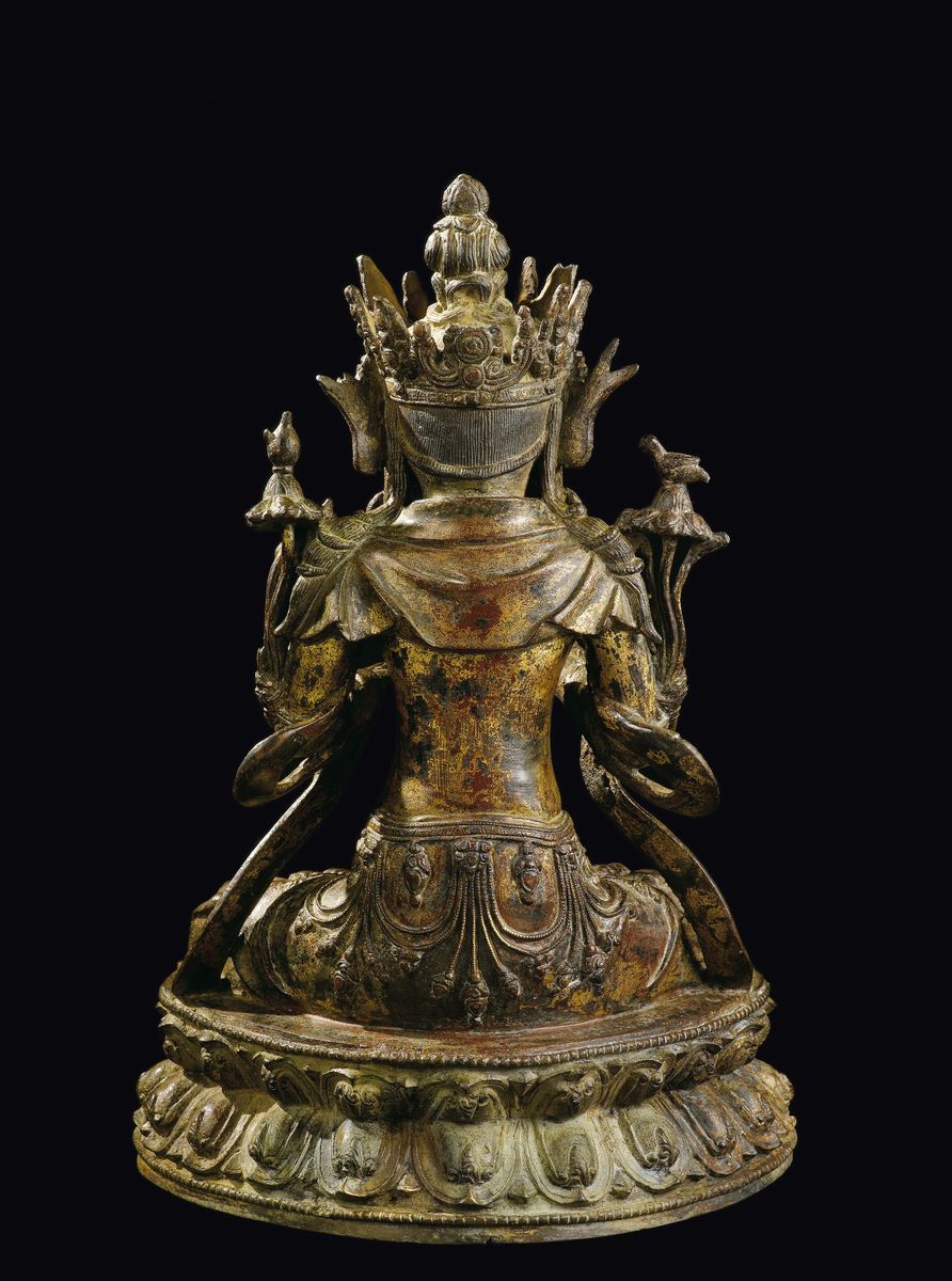 Grande Figura di Buddha Incoronato in Bronzo con Tracce di Doratura Seduto su Doppio Fiore di Lot...