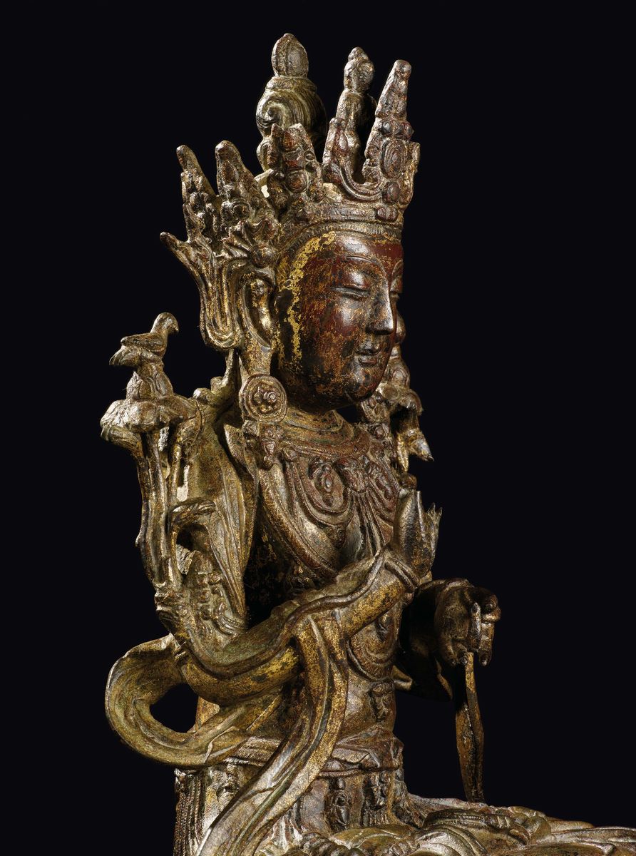 Grande Figura di Buddha Incoronato in Bronzo con Tracce di Doratura Seduto su Doppio Fiore di Lot...