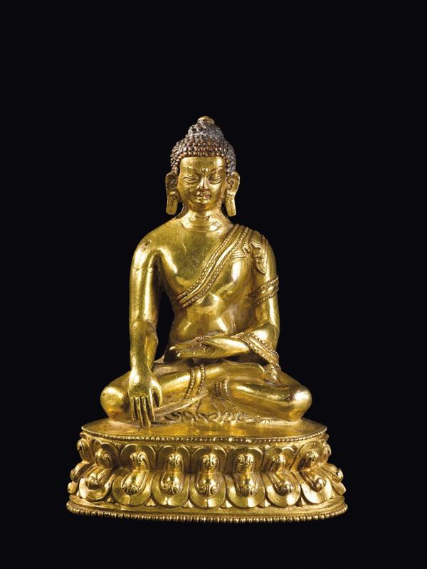 Shakyamuni Buddha in bronzo dorato seduto su doppio fiore di loto, Cina, Dinastia Qing, XVIII secolo