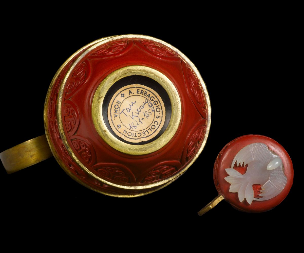 Fiaschetta in Lacca con Manico con Incise Scene di Vita Comune e Tappo Sormontato da una Piccola ...