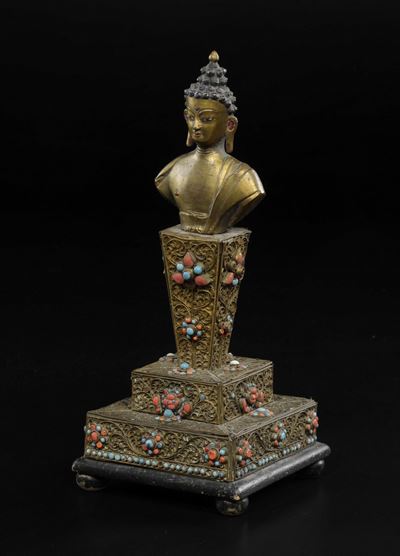 Busto di Buddha in Bronzo Dorato con Innesti in Corallo e Turchese, Tibet, XIX Secolo