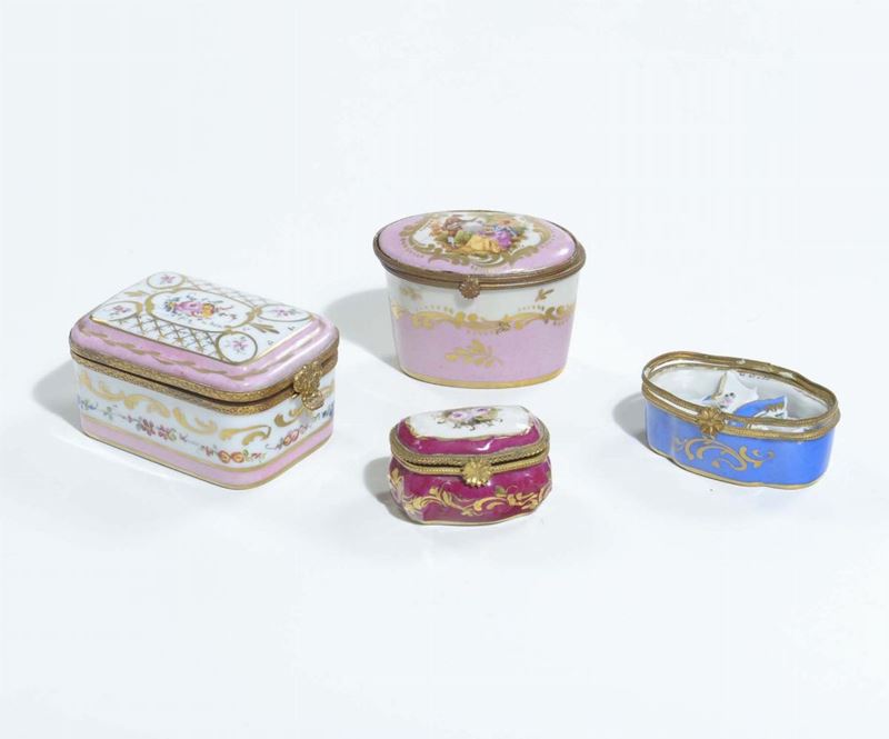 Quattro scatoline in porcellana a smalti policromi  - Auction Antiques V - Cambi Casa d'Aste