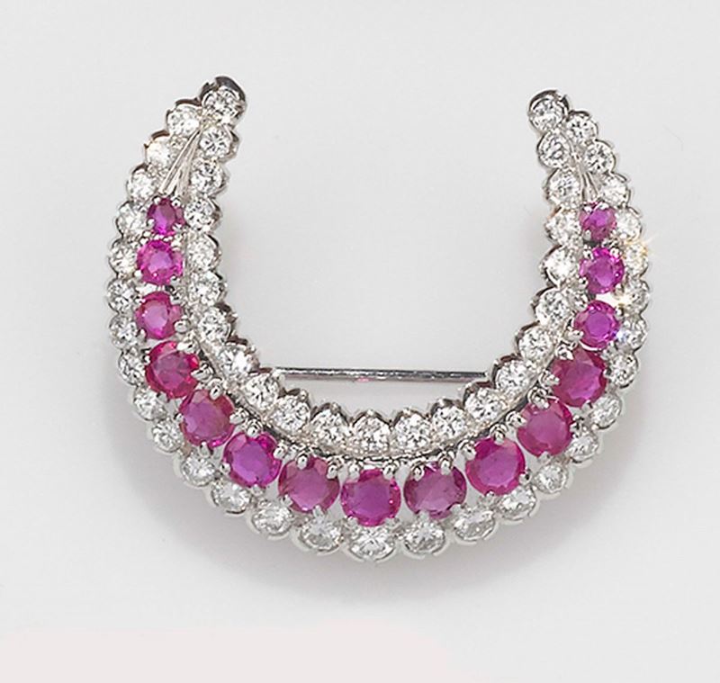 A ruby and diamond crescent moon brooch  - Auction Fine Jewels - II - Cambi Casa d'Aste