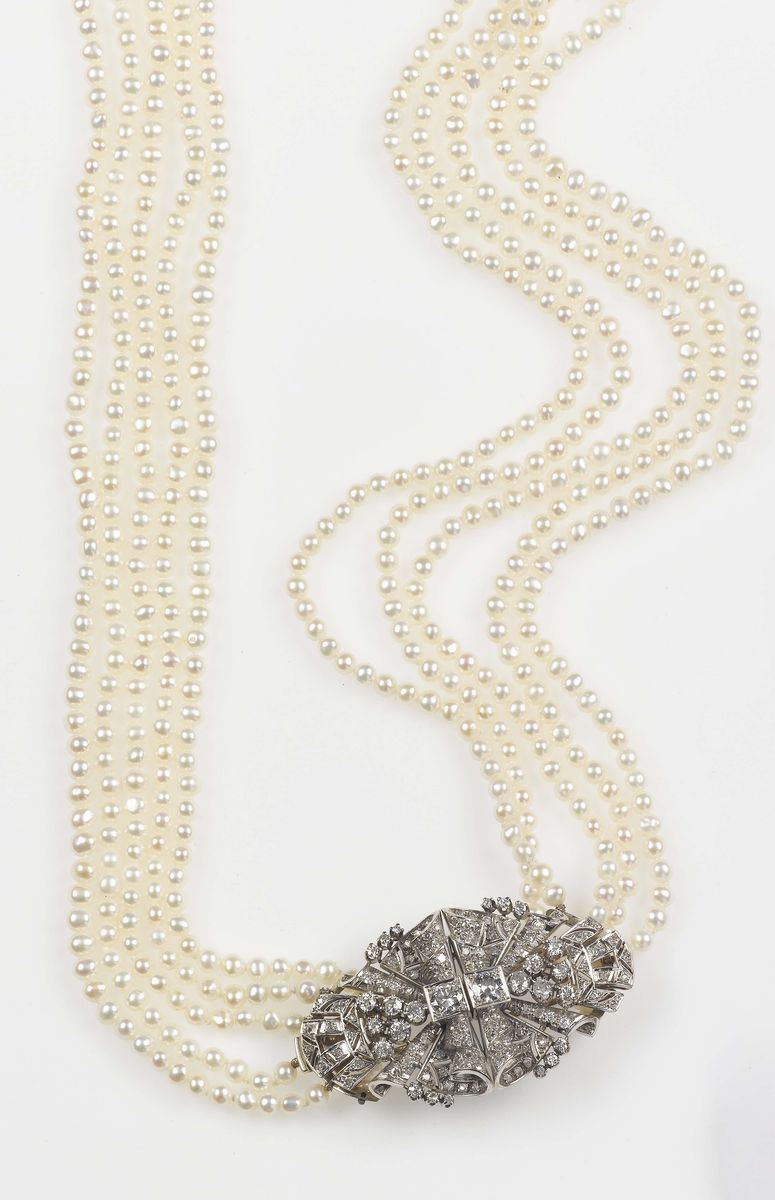 A cultured pearl necklace with diamond clasp/brooch. Mounted in white gold 750/1000  - Auction Fine Jewels - Cambi Casa d'Aste