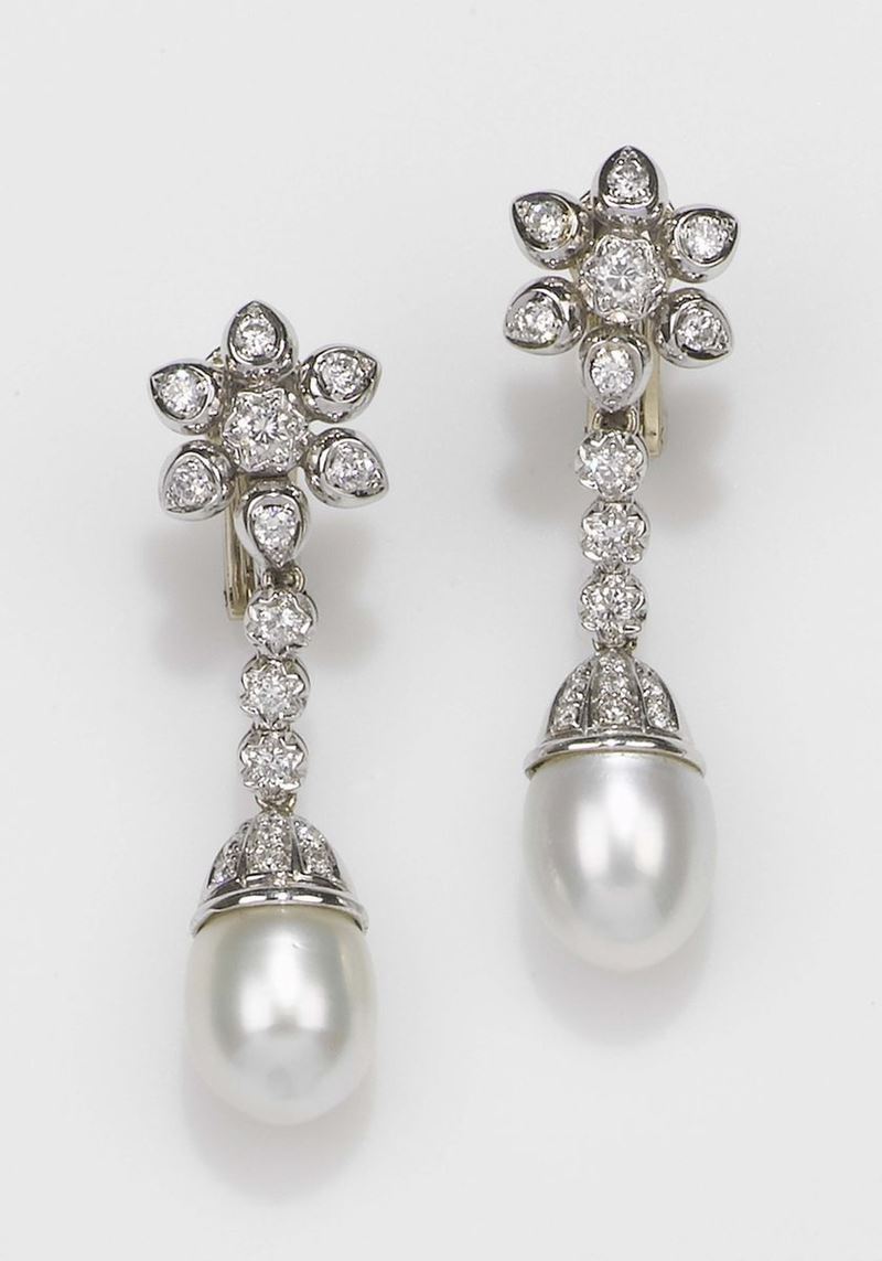 A pair of cultured pearl and diamond pendent earrings  - Auction Fine Jewels - II - Cambi Casa d'Aste