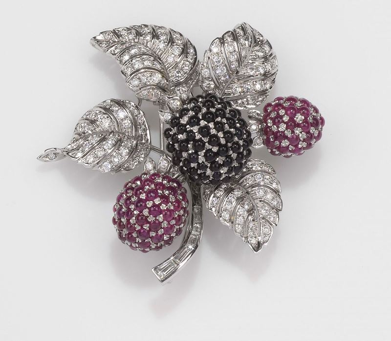 Spilla con zaffiri e rubini  - Asta Fine Jewels - II - Cambi Casa d'Aste