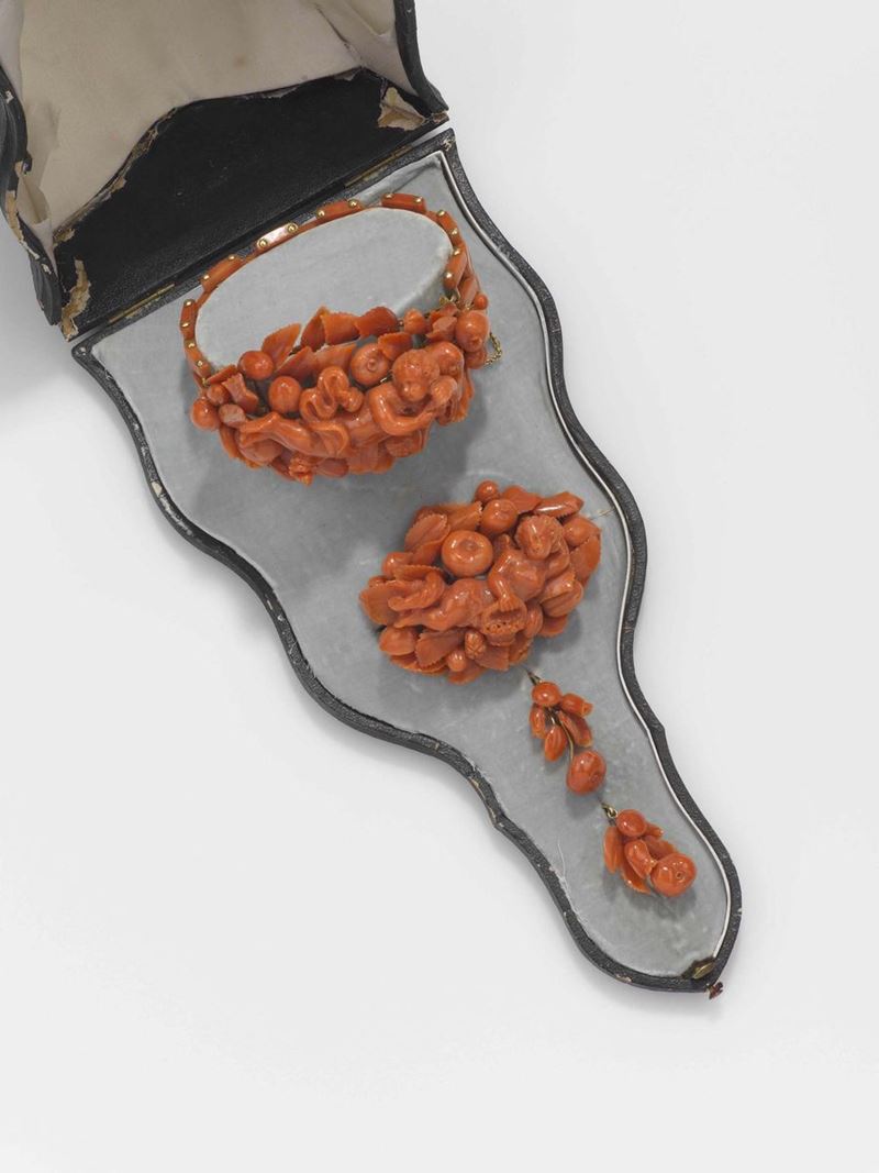 Importante parure in corallo mediterraneo composta da bracciale, spilla ed orecchini  - Asta Fine Jewels - II - Cambi Casa d'Aste
