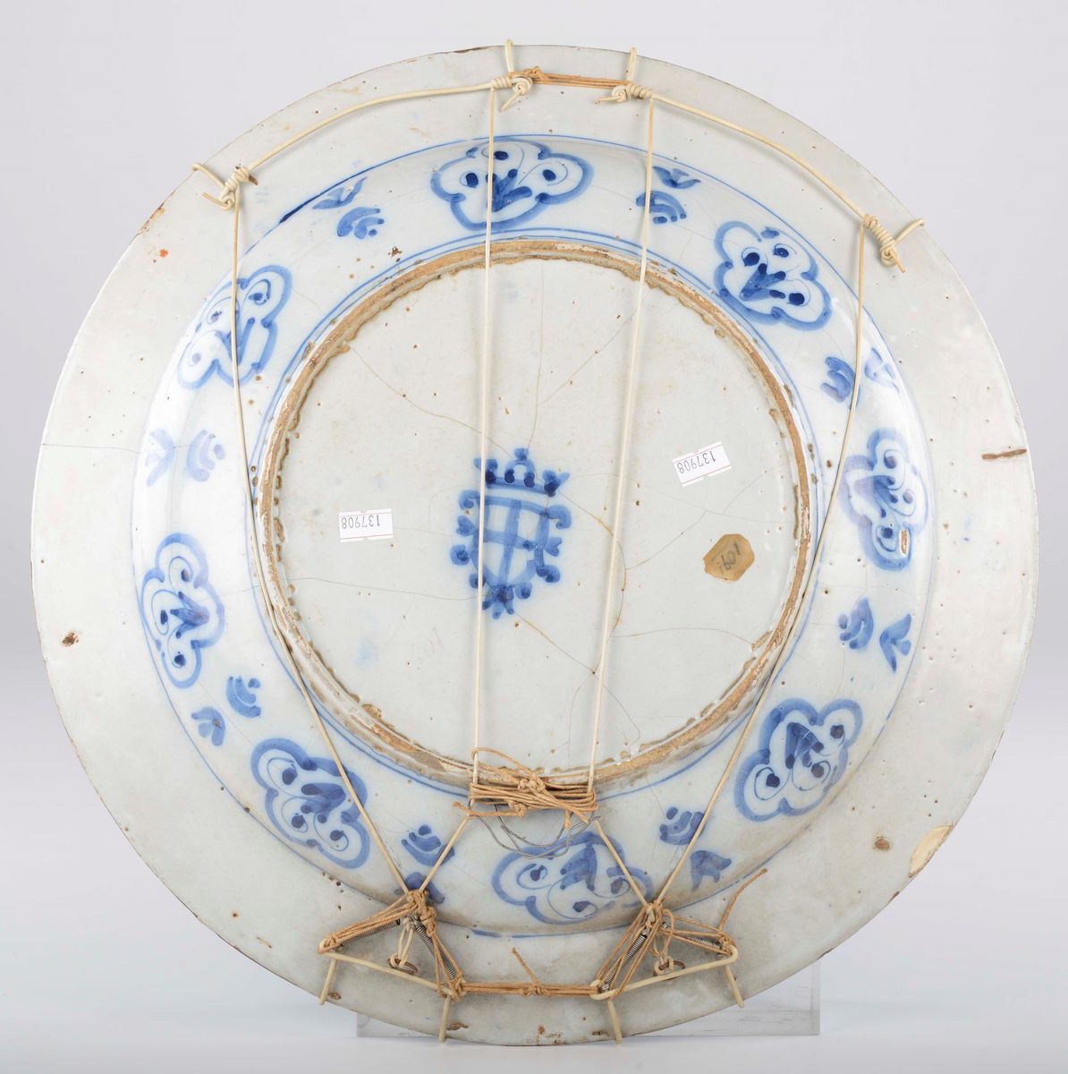 Piatto in Maiolica Bianca e Blu con Decoro nello Stile “calligrafico Naturalistico”, Torino, Mani...