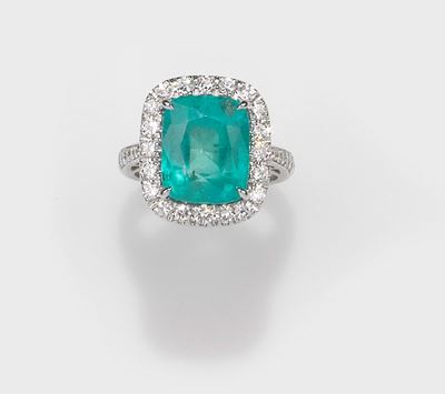 Anello con Smeraldo Centrale e Diamanti a Contorno