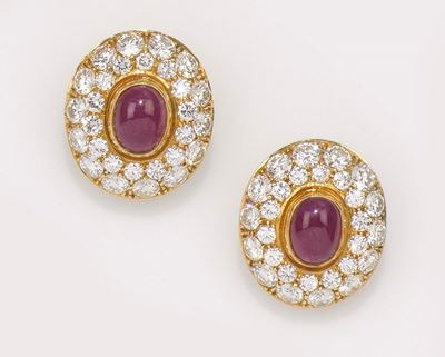 Orecchini con Rubini Taglio Cabochon e Diamanti Taglio Rotondo a Contorno