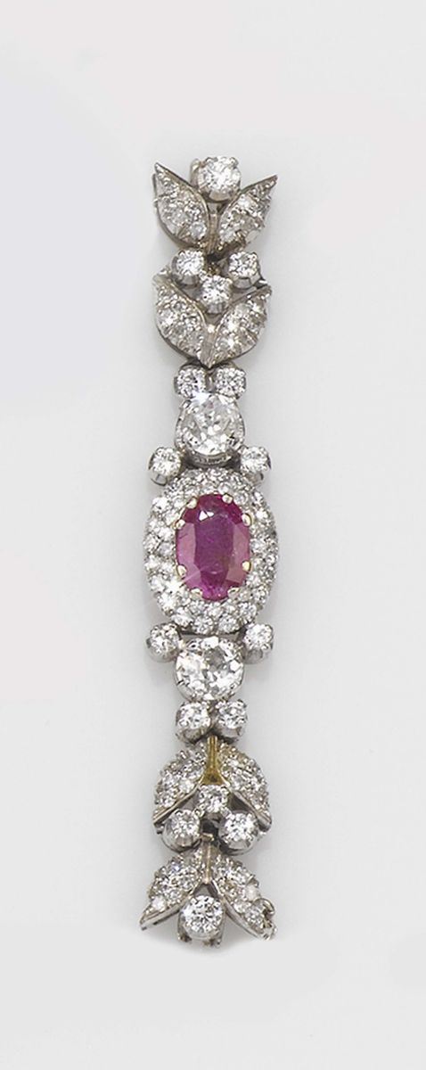 A ruby, diamond and platinum clasp. The ruby is of Burmese origin  - Auction Fine Jewels - II - Cambi Casa d'Aste