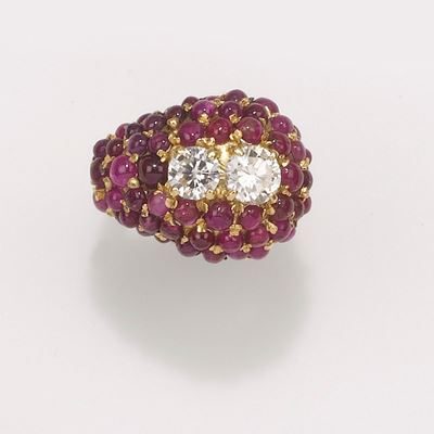 Anello con Due Diamanti Taglio Rotondo e Pavé di Rubini Taglio Cabochon