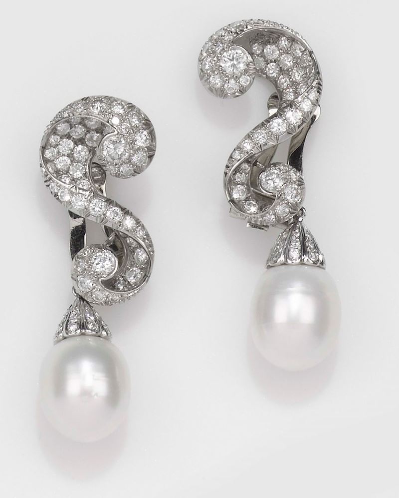 A pair of cutured pearl and diamond pendent earrings  - Auction Fine Jewels - II - Cambi Casa d'Aste