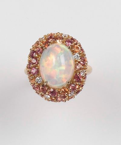 Brarda. Riccio Anello con Opale Taglio Cabochon, Diamanti e Zaffiri