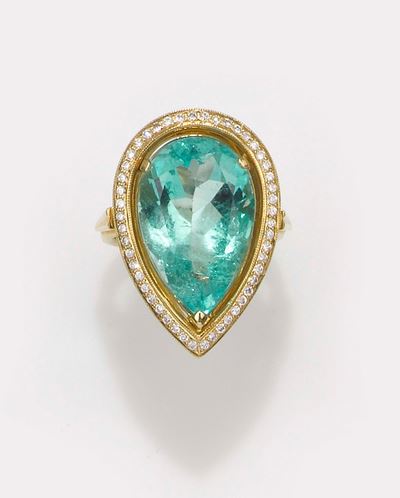 Anello con Smeraldo Colombia Taglio a Goccia di Ct 14,45 e Diamanti a Contorno