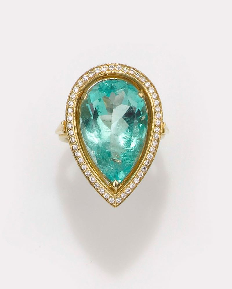 Anello con smeraldo Colombia taglio a goccia di ct 14,45 e diamanti a contorno  - Asta Fine Jewels - II - Cambi Casa d'Aste