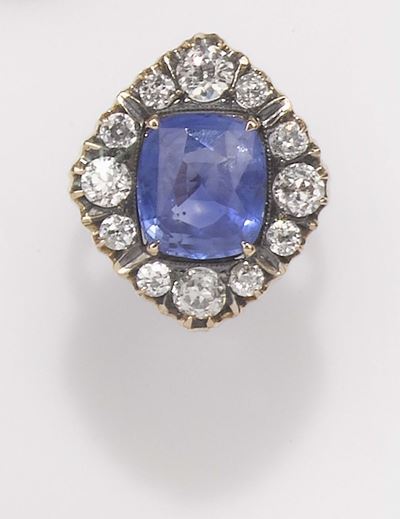 Anello con Zaffiro Sri Lanka di Ct 6,80 e Diamanti di Vecchio Taglio a Contorno