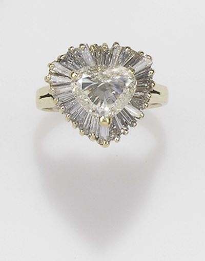 Anello con Diamante Taglio Cuore di Ct 1,50 con Diamanti a Contorno