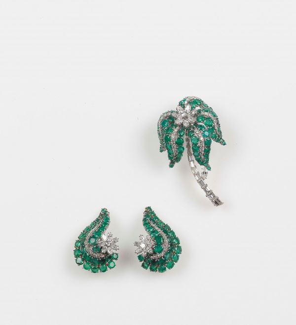 A diamond and emerald parure composed of a pair of earrings and brooch. Mounted in white gold 750/1000. Assigned to Frascarolo