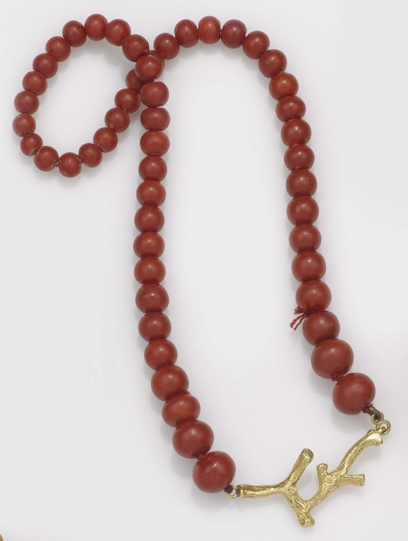 Sforza. A coral and gold necklace  - Auction Fine Jewels - II - Cambi Casa d'Aste