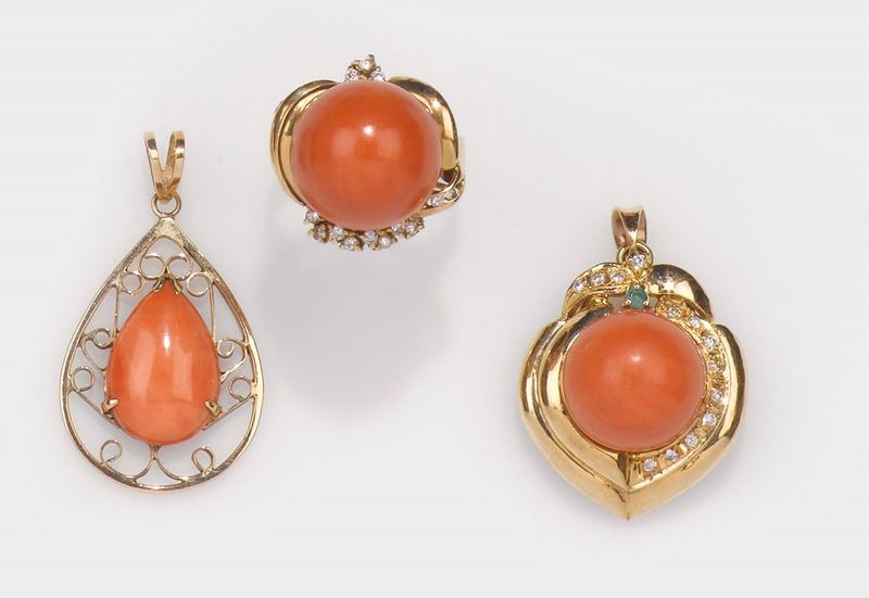 A lot of two coral pendant and one coral and gold ring  - Auction Fine Jewels - II - Cambi Casa d'Aste