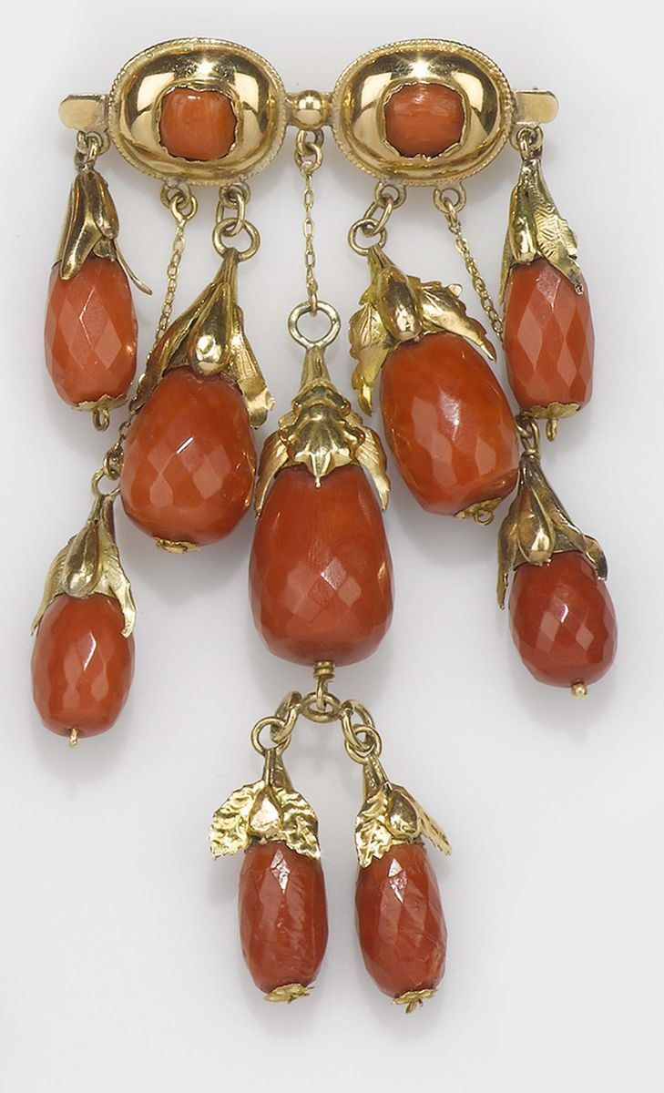 A coral and gold brooch  - Auction Fine Jewels - II - Cambi Casa d'Aste
