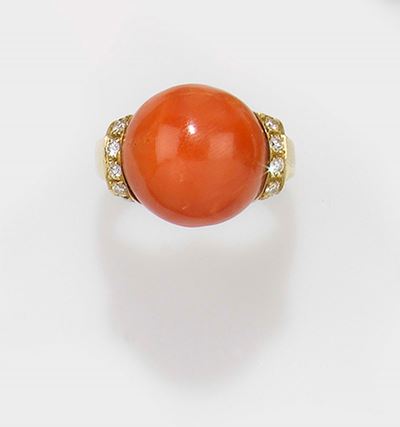 Anello con Corallo e Piccoli Diamanti