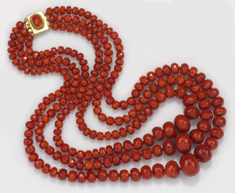Collana composta da tre fili di corallo con boul degradanti  - Asta Fine Jewels - II - Cambi Casa d'Aste