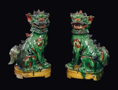 Coppia di Cani di Pho in Porcellana a Smalti Policromi, Cina, Dinastia Qing, XVIII Secolo