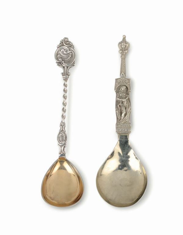Due cucchiai in argento sbalzato, fuso e cesellato, uno Copenaghen 1802 e manifattura europea del XIX secolo