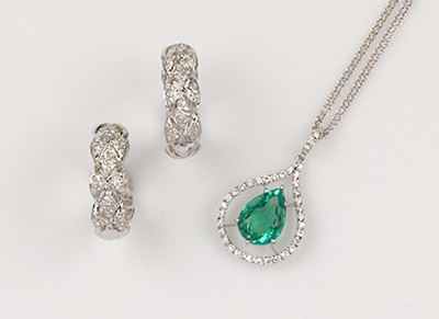 Pendente con Vetro Verde, Diamanti ed un Paio di Orecchini a Cerchio con Diamanti
