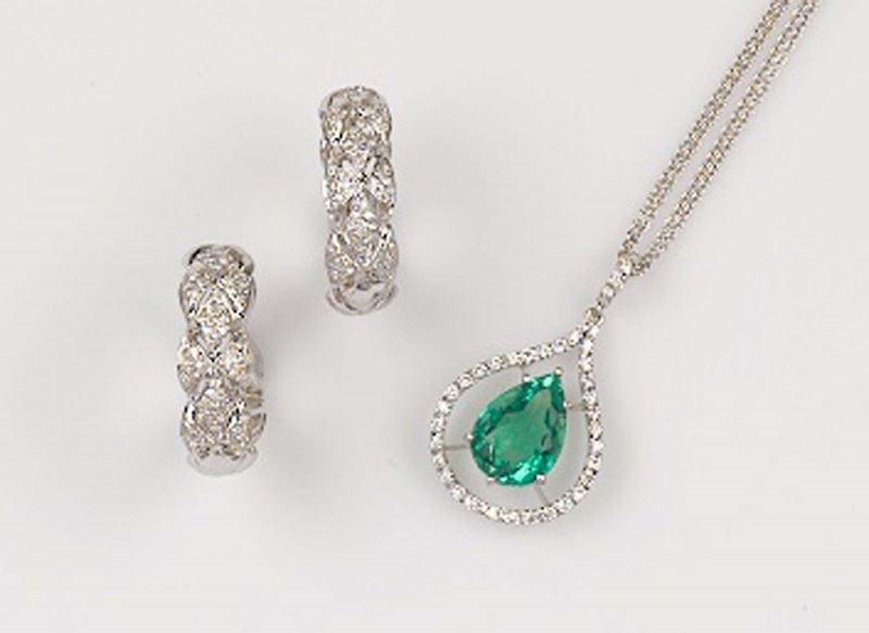 A lot of green glass pendant and a pair of diamond and gold earrings  - Auction Fine Jewels - II - Cambi Casa d'Aste