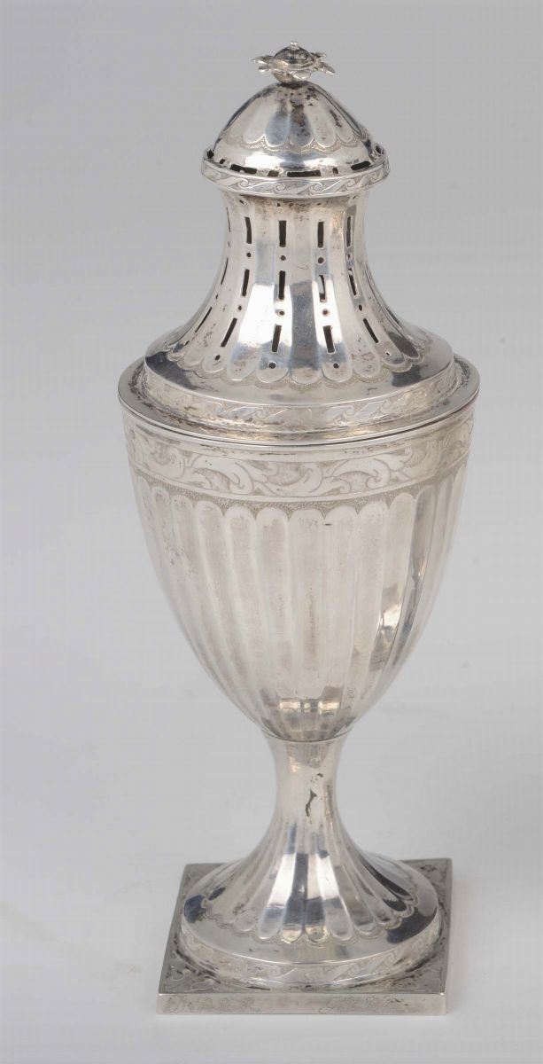 Spargizucchero in argento sbalzato, traforato e cesellato, argentiere Franciscus Kozlowsky, Copenaghen 1798  - Asta Argenti - Cambi Casa d'Aste