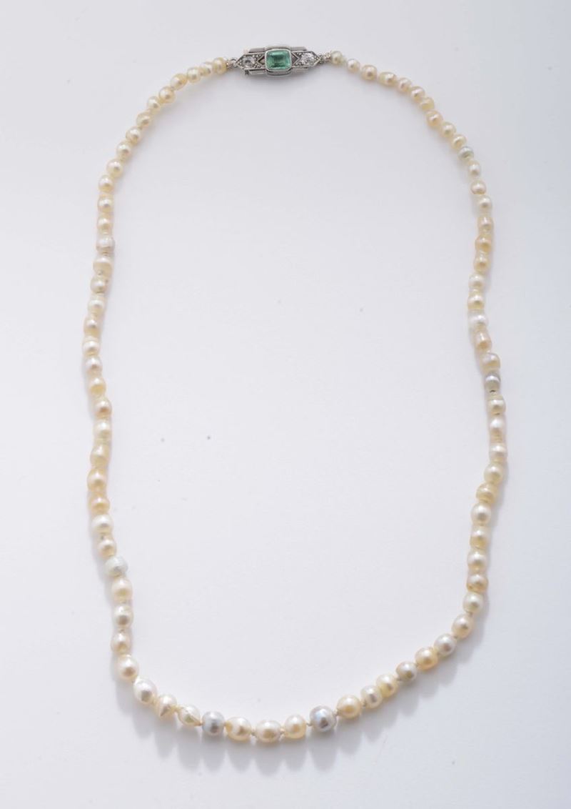 A natural pearl necklace with an emerald clasp  - Auction Fine Jewels - II - Cambi Casa d'Aste
