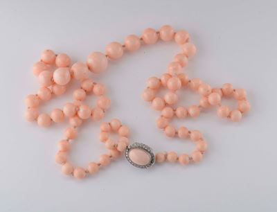 Collana in Corallo Rosa Scalare, Fermezza con Piccole Rose di Diamanti