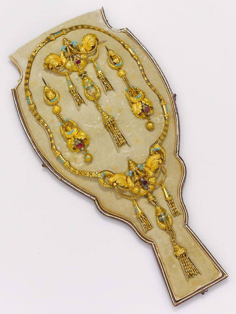 Parure composta da girocollo, orecchini e spilla con turchesi, perline e paste vitree  - Asta Fine Jewels - II - Cambi Casa d'Aste
