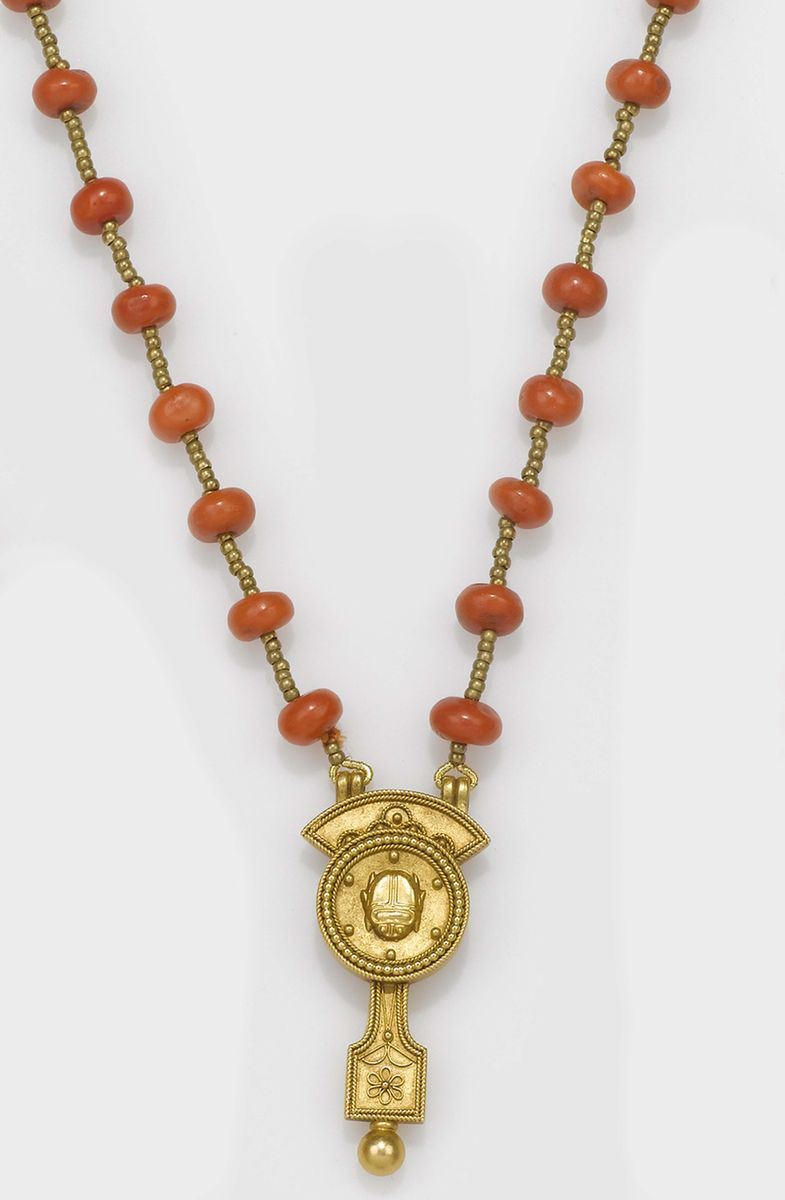 Girocollo con inserti in corallo e pendente in stile neoclassico decorato da uno scarabeo  - Asta Fine Jewels - II - Cambi Casa d'Aste