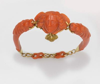 Bracciale in Corallo Raffigurante Testa Alata di Medusa, sul Pendente il Simbolo chi Rho