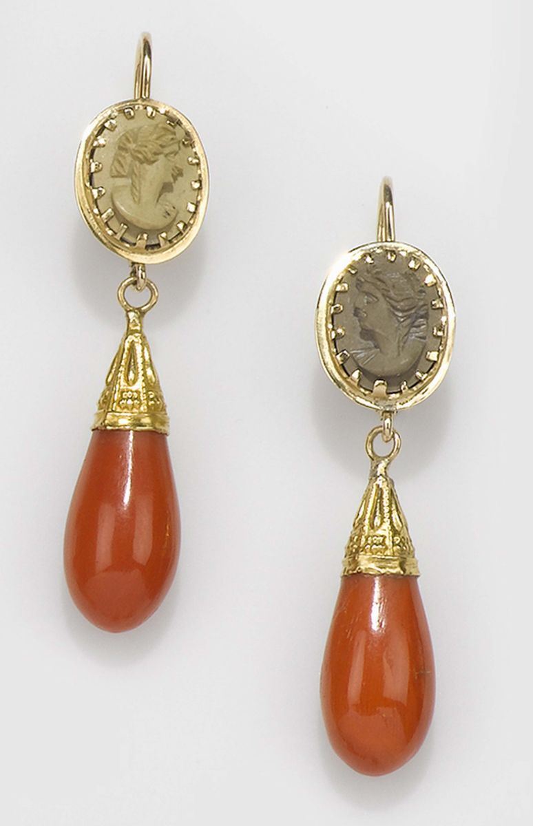 Orecchini pendenti in corallo e calcedonio (pietra lavica)  - Asta Fine Jewels - II - Cambi Casa d'Aste