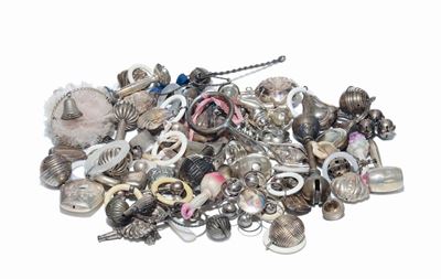 Gruppo di 45 Circa Sonagli per Bambino in Argento Metallo Argentato e Altri Materiali
