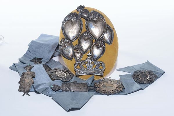 Lotto di ex voto tre con figure femminili e tre pendenti da culla in argento